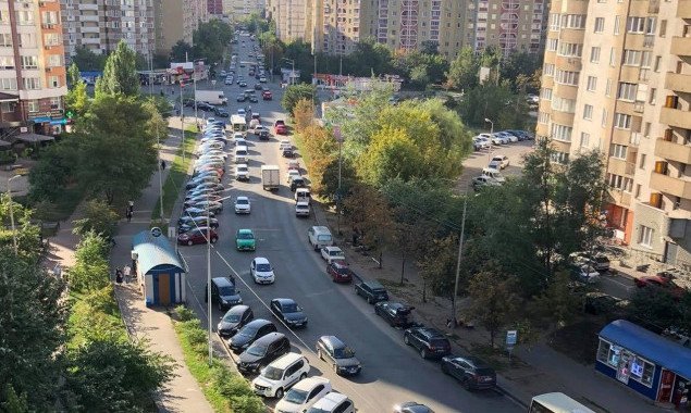 Киевляне возмущены введением платы за дневную парковку “у дома” на ряде улиц в спальных районах