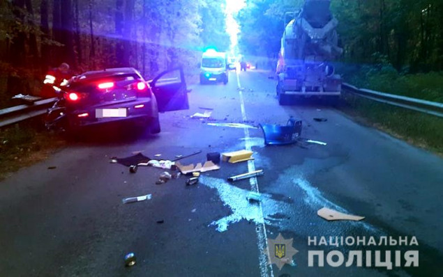 В Святошинском районе Киева автомобиль Mitsubishi влетел в бетономешалку (фото)