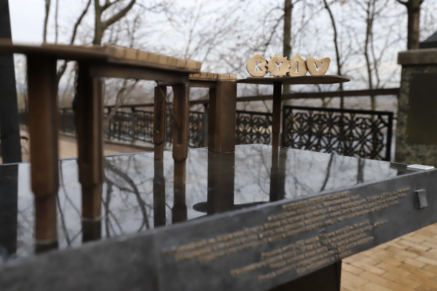 В Киеве появилась 3D-миниатюра моста через Владимирский спуск с тактильными табличками (фото)