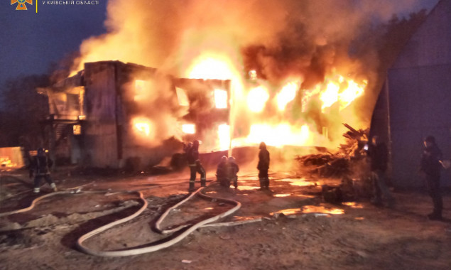 В Киевской области сгорел двухэтажный ангар