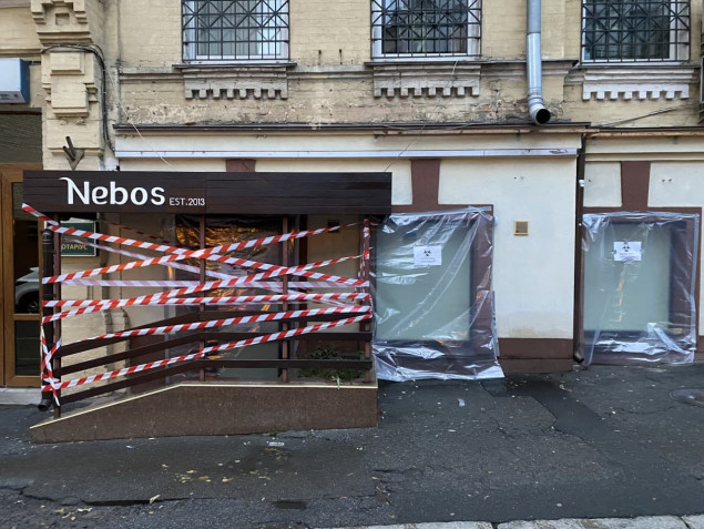В Киеве опечатали ресторан Nebos, который ранее обвиняли в нарушении карантинных ограничений (фото)