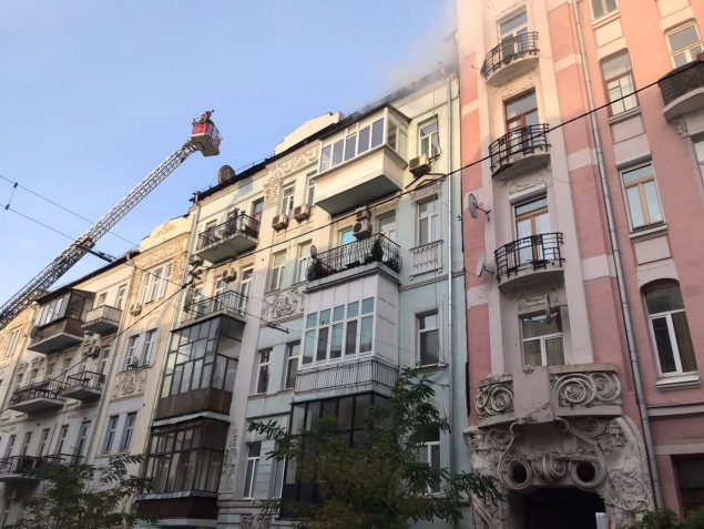 Кличко попросили ликвидировать последствия пожара в доме по улице Костельной