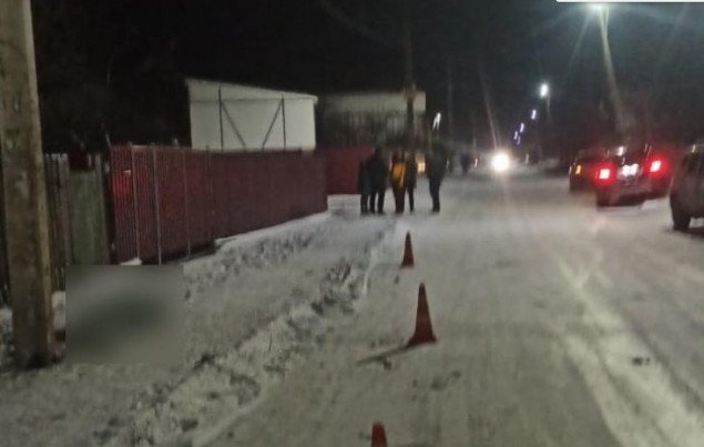 На Київщині автомобіль насмерть збив жінку
