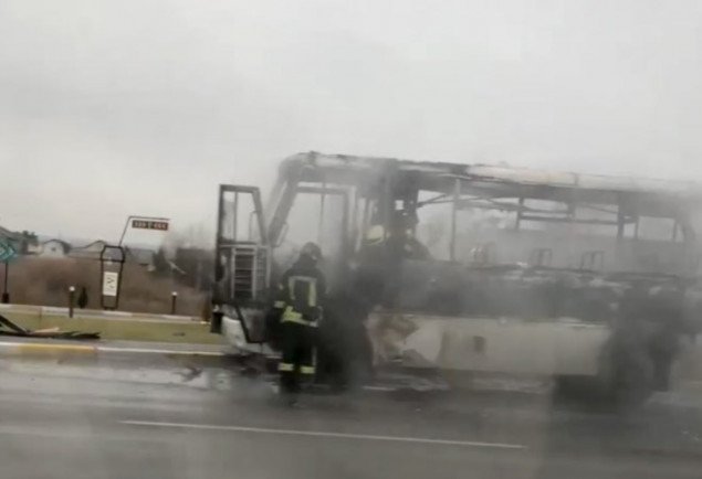 На Киевщине дотла сгорела маршрутка Ирпень-Киев (видео)