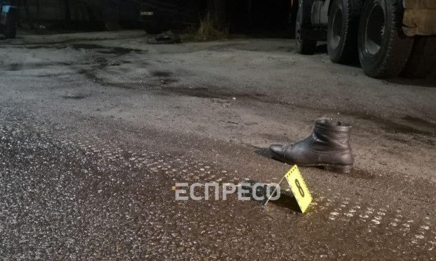 В Святошинском районе Киева под колесами грузовиков погибли двое мужчин (фото, видео)