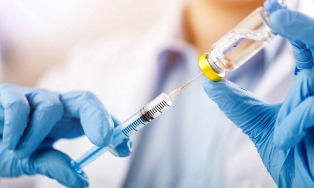 Уже 43,8% взрослого населения Украины получили как минимум одну прививку против COVID-19