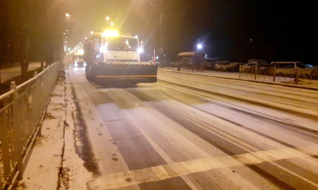 Этой ночью дороги столицы от снега очищали более 300 единиц спецтехники КК “Киевавтодор”(фото)