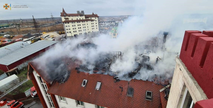 На Киевщине из горящего пятиэтажного отеля эвакуировали людей (фото)