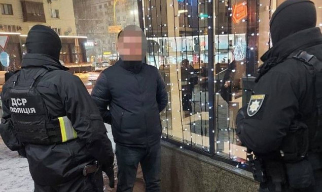 Полицейские Киева задержали двух мужчин за вымогательство 30 тысяч долларов у IТ-специалиста