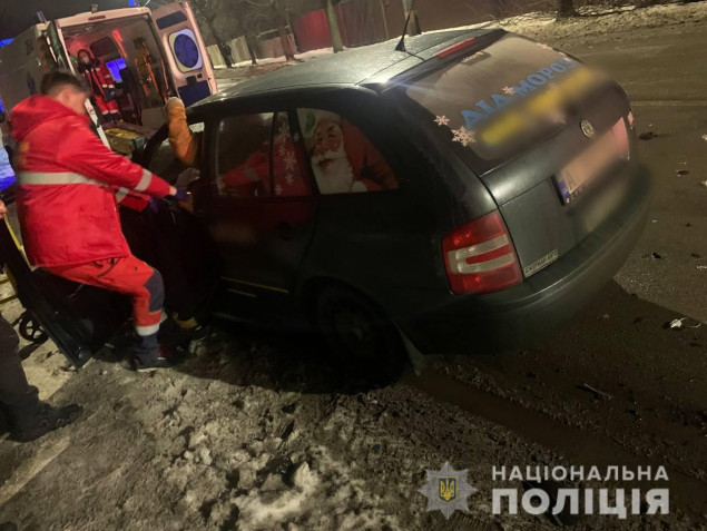 На Київщині рятувальники дістали з автомобіля заблокованого в результаті ДТП “Діда Мороза” (фото)