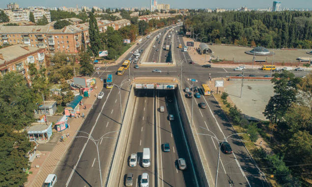 В Києві частково обмежено рух на вулиці Олеги Теліги: дорожники очищають зливостоки