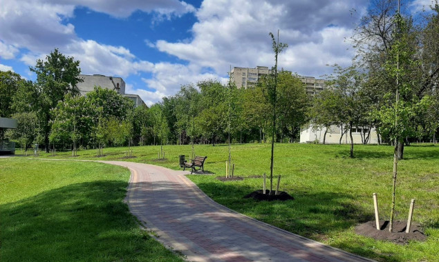 У столичному парку “Орлятко” висадили алею кленів (фото)