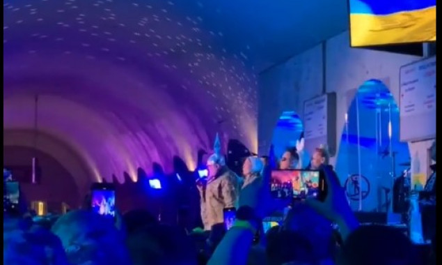 Вєрка Сердючка та Ніно Катамадзе дали концерт у київському метро (відео)