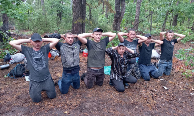 Добровольці затримали в лісі на Київщині групу підозрілих осіб