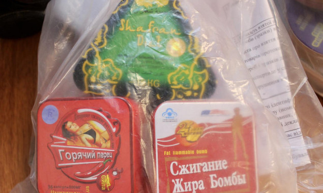 Київські митники вилучили з казахстанських посилок партію психотропів (фото)