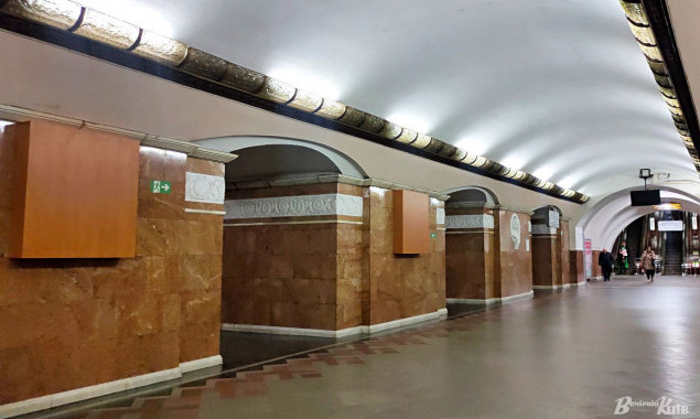 У Києві на станції метро “Університет” закрили дошками бюсти російських вчених та письменників