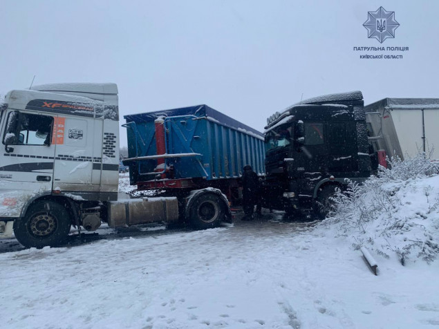 На трасі Київ-Одеса зіткнулися три вантажівки