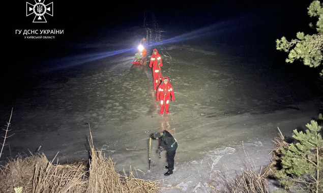 На Київському водосховищі рятувальники зняли з криги трьох рибалок (фото, відео)