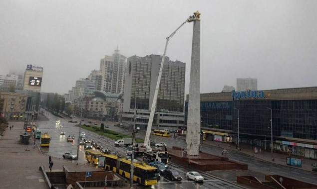 У Києві завершується демонтаж “радянщини” з обеліска на Галицькій площі