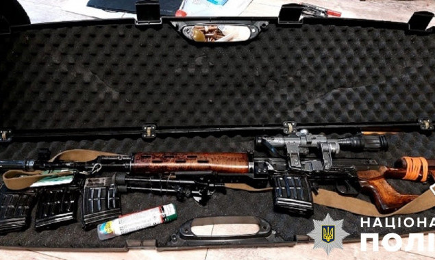В Оболонському районі столиці у квартирі виявили схрон зброї та боєприпасів (фото)