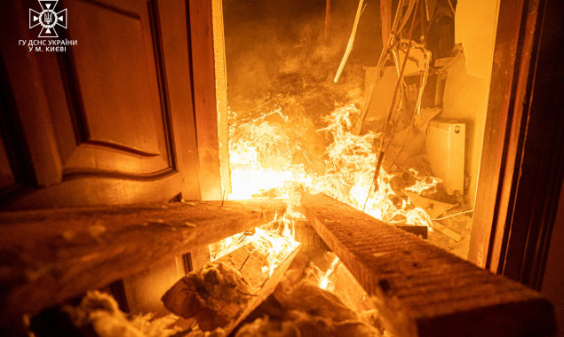 У Києві рятувальники ліквідовують наслідки атаки ворога, на Київщині пошкоджено будинки та автівки (фото)