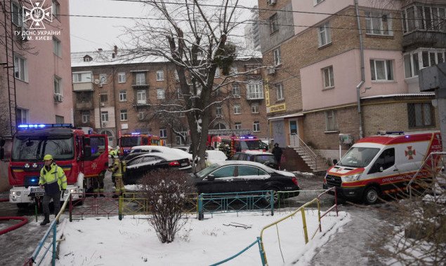 У Шевченківському районі Києва при пожежі в багатоповерхівці евакуювали 2 дорослих та 2 дітей (фото)